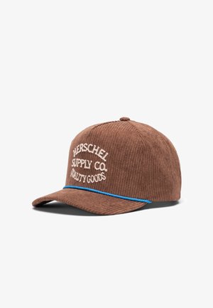Gorra de pana marrón con visera curva, que presenta texto bordado en blanco y una banda de acento azul encima de la visera. El texto incluye "HERSCHEL SUPPLY CO. PRODUCTOS DE CALIDAD."