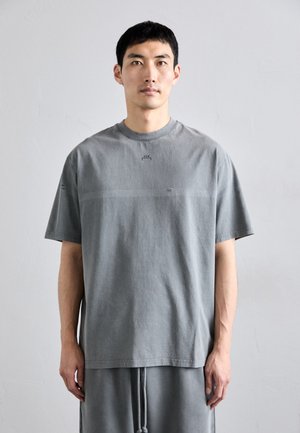 Grijze katoenen t-shirt met een ronde hals en korte mouwen, voorzien van een subtiele logo op de borst en een relaxte, boxy pasvorm.