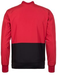 Rote und schwarze Bomberjacke mit der oberen Hälfte in solidem Rot, unterem Abschnitt in Schwarz, geripptem Kragen und Bündchen sowie einer glatten Textur.