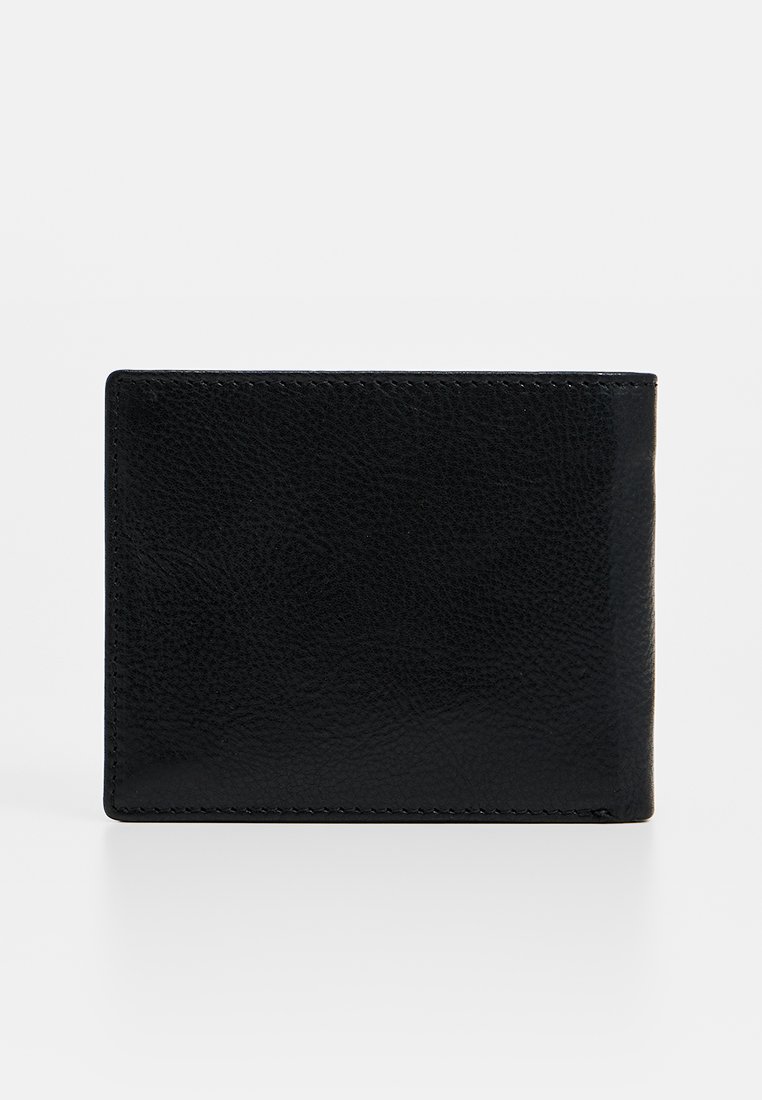 Cartera de cuero negro con un acabado texturizado, forma rectangular y costuras limpias a lo largo de los bordes. Sin hardware ni acentos visibles.