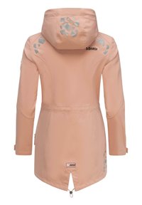 Giacca da pioggia color pesca con cappuccio, dotata di accenti geometrici argento sulle spalle e sul retro. Materiale impermeabile e orlo con zip.