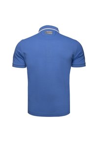 Blå polo med enfärgad design, korta ärmar och ribbad krage. Har en kontrasterande krage och en etikett vid halsen.