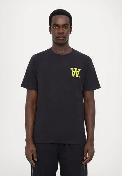 WOOD WOOD ACE CHEST PRINT UNISEX - Nyomott mintás póló - charcoal
