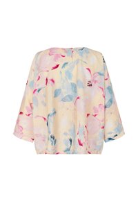 Květinová blůza s krémovým pozadím a velkými růžovými a modrými květinovými vzory, širokými rukávy a mírně zkráceným lemem. Hladká textura látky.