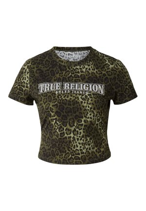 Lühendatud t-särk oliivirohelises toonis koos leopardimustriga, millel on valge ristsädelusega logo "TRUE RELIGION" rinna kohal.