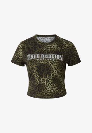 Camiseta corta en verde oliva con estampado de leopardo, con un logo de pedrería blanca que dice "TRUE RELIGION" en el pecho.