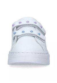 Sneaker bianco con fasce in Velcro, caratterizzato da accenti di borchie colorate in viola e blu, e una suola bianca spessa. Texture in pelle liscia.