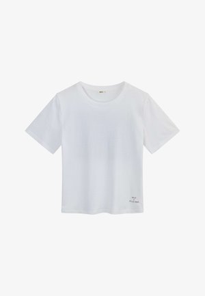Weißes Baumwoll-T-Shirt mit kurzen Ärmeln, rundem Ausschnitt und kleinem schwarzem Aufdruck "MELA x ATELIER MAVIE" nahe dem unteren Saum.