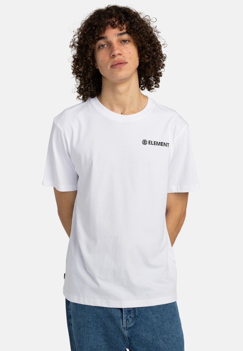 Hvid bomulds T-shirt med kortærmer, rund hals og sort "ELEMENT" logo på venstre bryst. Enkel design og afslappet pasform.