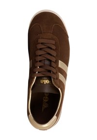 Zapatillas de ante marrón con rayas beige, puntera redonda y cordones marrones. Logotipo dorado en la lengüeta, interior acolchado y suela texturizada.