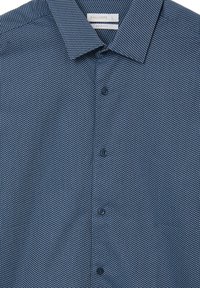 Navy-blaues Hemd mit Knopfleiste in Slim Fit, das ein gepunktetes Muster und einen klassischen Kragen aufweist. Hergestellt aus leichtem Material mit glatter Textur.