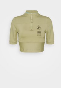Zkrácený pulovr v jasně olivově zelené barvě s polo zipem, žebrovanou strukturou a potiskem loga a textu na přední straně. Krátké rukávy.