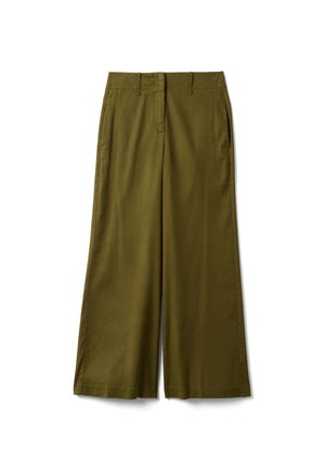 Pantalones anchos de color verde oliva con trabillas para cinturón, cremallera frontal y bolsillos laterales, presentados extendidos sobre un fondo blanco.