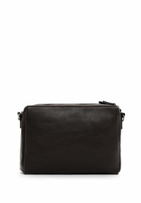 Borsa a pochette in pelle nera con forma rettangolare, finitura testurizzata, chiusura con zip nella parte superiore e attacco laterale per una tracolla.
