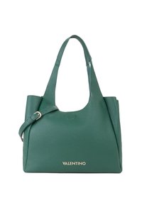 Sac fourre-tout en cuir vert avec une finition texturée, deux anses, et une boucle réglable. Présente un logo doré "VALENTINO" sur le devant.