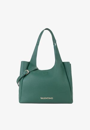 Sac fourre-tout en cuir vert avec une finition texturée, deux anses, et une boucle réglable. Présente un logo doré "VALENTINO" sur le devant.