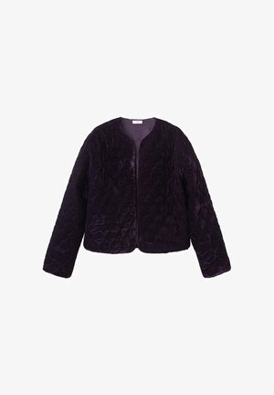 Lilla quiltet jakke med rund halsudskæring og lange ærmer; har en blød stoftekstur og en frontåbning uden lukning.