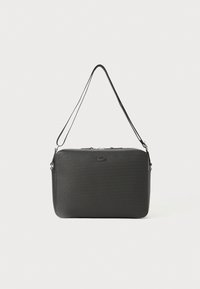 Borsa a tracolla nera in materiale sintetico con superficie testurizzata, chiusura a zip e tracolla regolabile. Presenta un logo discreto sul davanti.