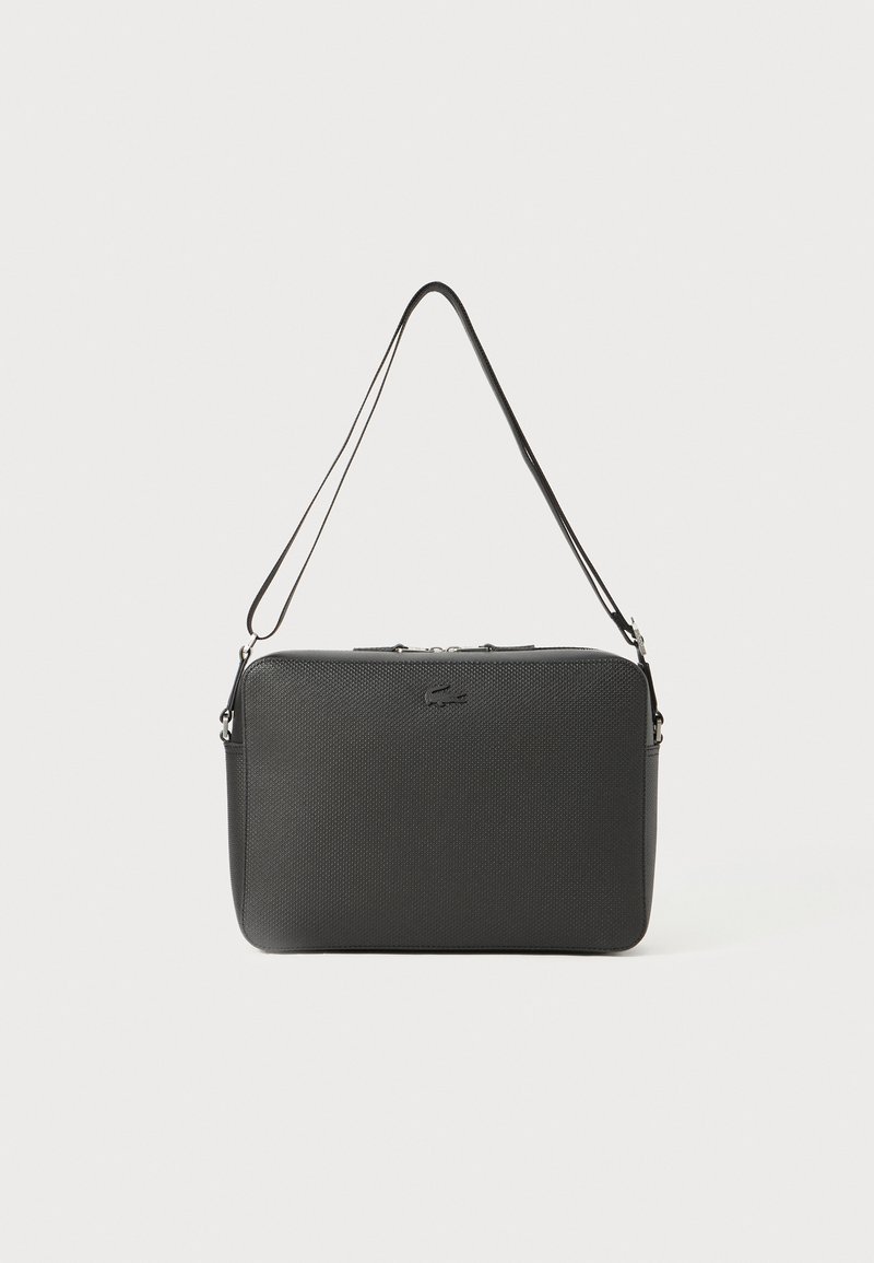 Borsa a tracolla nera in materiale sintetico con superficie testurizzata, chiusura a zip e tracolla regolabile. Presenta un logo discreto sul davanti.