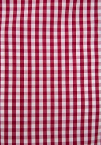 Punainen ja valkoinen ruudullinen kangas, jossa on tasaisia neliöitä. Pehmeä rakenne ja sileä pinta, sopii erilaisiin tekstiilisovelluksiin.