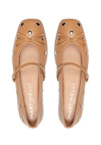 Ballerines en cuir tan avec un bout carré, un nœud décoratif et des clous métalliques sur les côtés. Intérieur lisse avec logo.