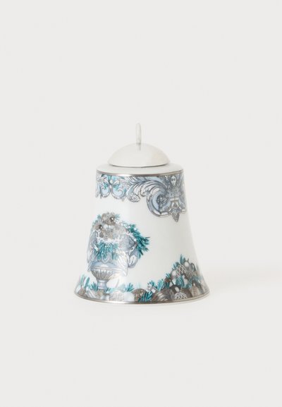 Pot en porcelaine blanche avec un couvercle argenté, décoré de motifs floraux et ornementaux bleus et gris, sur un fond uni.