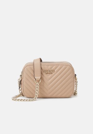 Beige doorgestikte crossbodytas met een kettingriem, ritssluitng en geperst logo. Heeft een chevronpatroon en is gemaakt van glad synthetisch materiaal.
