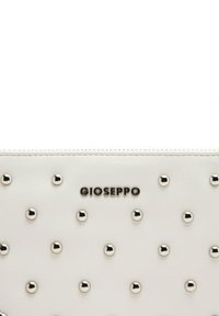 Bolso de cuero blanco con acentos de tachuelas plateadas, logo "GIOSEPPO" estampado, forma rectangular, textura suave y diseño minimalista.