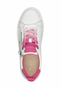 Sneaker bianca con accenti rosa, dotata di lacci testurizzati, zip laterale e colletto imbottito. La soletta è beige con un logo.