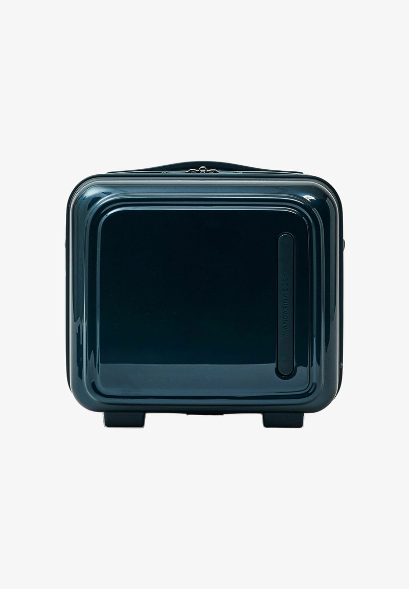 Valise rigide noire avec une surface lisse et brillante, forme rectangulaire, coins arrondis et une poignée sur le dessus ; présente un logo de marque sur le côté.