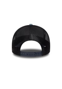 Gorra de béisbol de malla negra con la parte trasera redondeada, correa de plástico ajustable y un botón superior azul en contraste. Superficie texturizada.