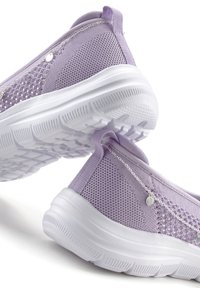 Hellblau-lila Netzsneaker mit einer weißen Gummisohle, ausgestattet mit silbernen Kettenakzenten und einem strukturierten Obermaterial für Atmungsaktivität und Flexibilität.