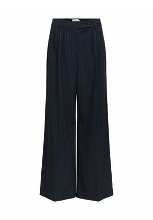Pantalon large bleu marine à fines rayures blanches verticales, avec plis à l'avant, poches latérales et taille boutonnée.