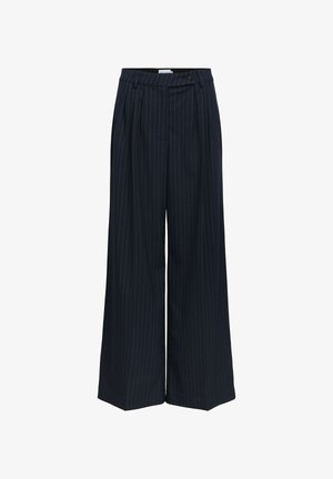 Pantalon large bleu marine à fines rayures blanches verticales, avec plis à l'avant, poches latérales et taille boutonnée.