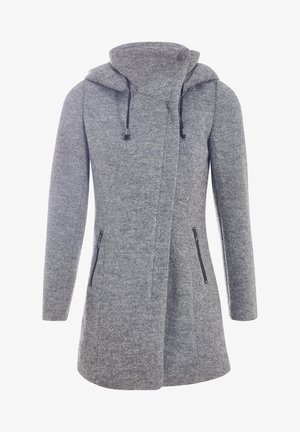 Grå strikket frakke med hætte, med en lynlåslomme foran, lange ærmer og et struktureret stof. Udsmykket med en snor ved hætten.