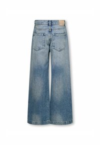 Svijetloplavi traper široki traperice s visokim strukom, koja ima dva stražnja džepa i kožnu oznaku brenda na struku.