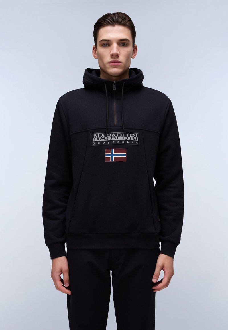 Sudadera negra con cuello con cremalleras, que presenta un parche de logo y una pequeña bandera noruega. Textura suave, corte regular, puños y dobladillo acanalados.