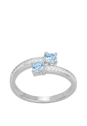 Anello d'argento con due pietre preziose tonde azzurro chiaro e piccole pietre trasparenti incastonate lungo la fascia divisa su sfondo bianco.