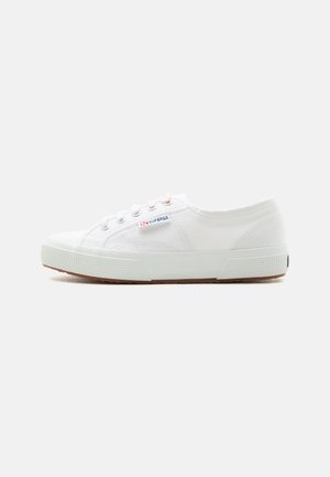 Hvid lavtop lærreds-sneaker med hvid gummisål, snørebånd og "Superga" logo på siden.