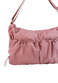 Sac épaule en nylon rose avec texture froncée et deux poches avant. Doté d'une sangle ajustable et de détails à cordon de serrage sur les côtés.