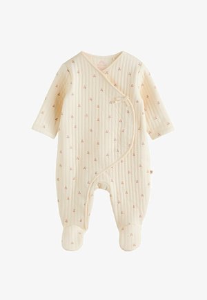 Grenouillère pour bébé matelassée en crème avec des motifs de cerises roses, dotée de manches longues, d'un design enveloppant et de pieds fermés. Tissu doux et texturé.