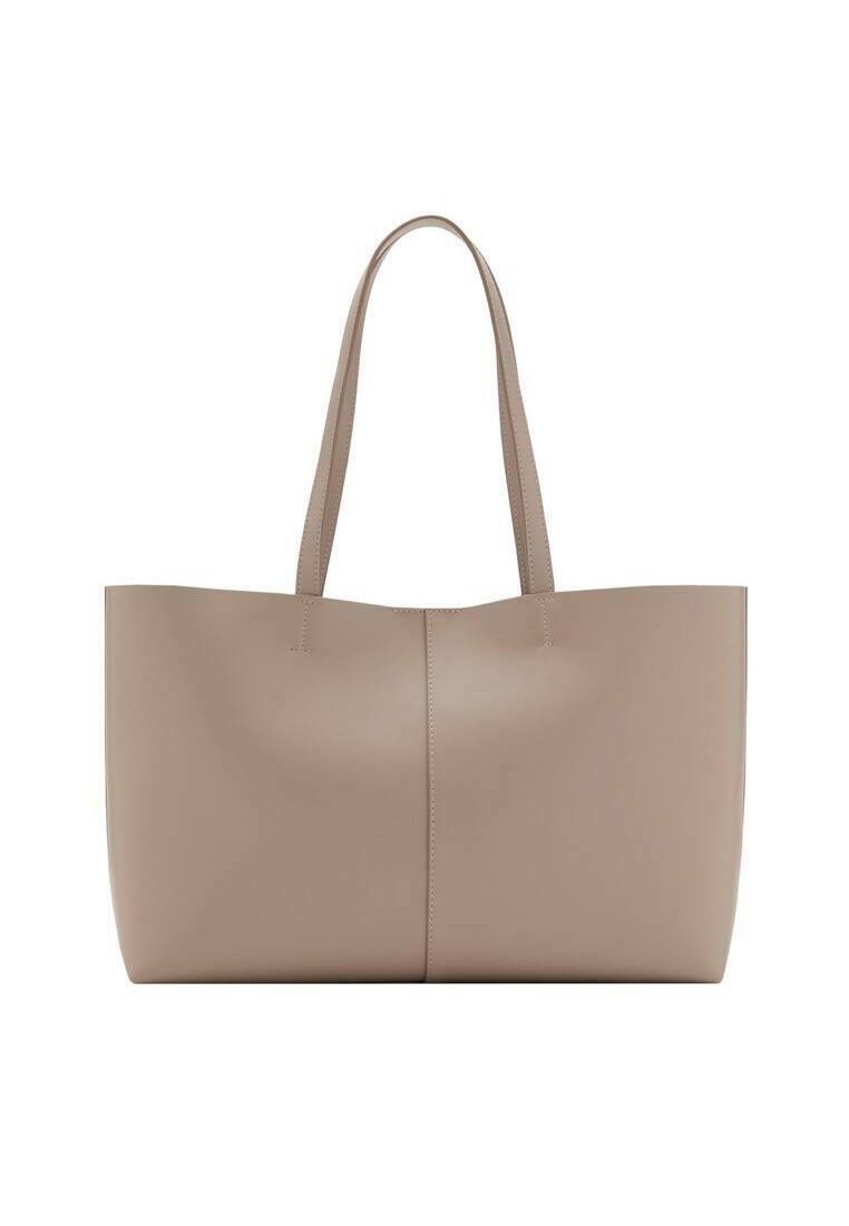 Große beige Tragetasche aus glattem Leder. Verfügt über zwei lange Griffe, nahtloses Design und einen leichten Glanz. Keine sichtbare Hardware oder Muster.