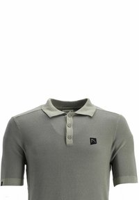Polo à manches courtes gris clair texturé avec trois boutons et petit logo carré noir sur la poitrine gauche.
