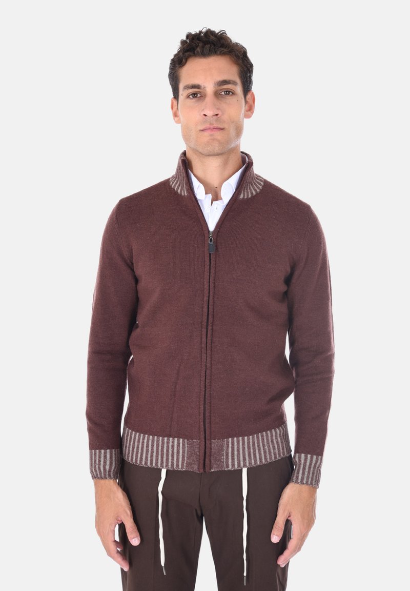 Maglione marrone con zip, con orlo e colletto a coste a righe in un marrone chiaro a contrasto. Materiale a maglia morbido, con una vestibilità comoda e tasche.