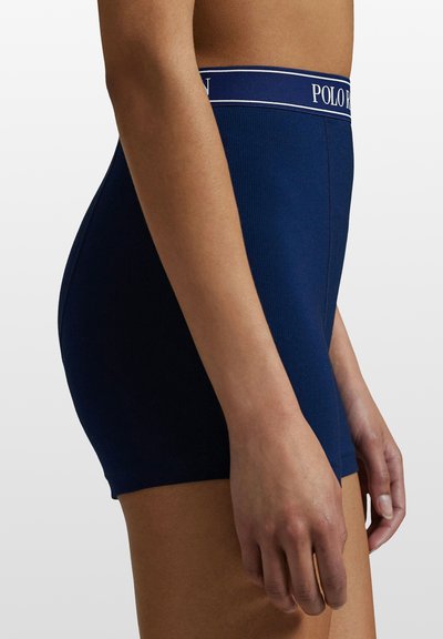 Granatowe, prążkowane damskie szorty z elastycznym pasem w talii z białym napisem "POLO RALPH LAUREN". Dopasowany fason o gładkiej fakturze.