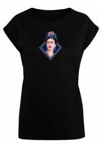 Schwarzes T-Shirt mit kurzen Ärmeln, das ein buntes Grafikdesign einer Frau mit Blumen im Haar zeigt, eingerahmt in einer Diamantform.