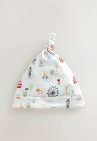 Căciulă din bumbac pentru bebeluși, cu un vârf legat, având un design imprimat colorat cu animale, repere turistice și vehicule pe un fundal alb.