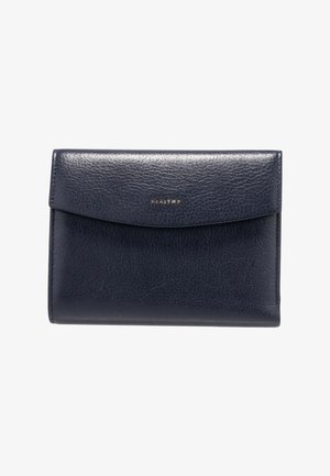 Portafoglio in pelle blu navy con finitura testurizzata. Caratterizzato da chiusura a patta e logo in rilievo, design compatto adatto per carte e oggetti piccoli.