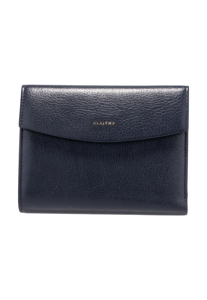 Cartera de cuero azul marino con acabado texturizado. Cuenta con cierre de solapa y logo en relieve, diseño compacto adecuado para tarjetas y objetos pequeños.