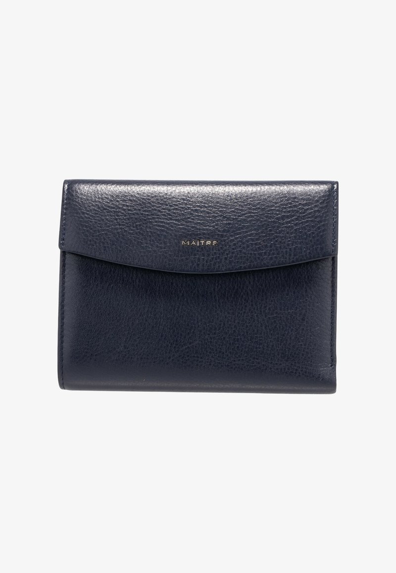 Cartera de cuero azul marino con acabado texturizado. Cuenta con cierre de solapa y logo en relieve, diseño compacto adecuado para tarjetas y objetos pequeños.